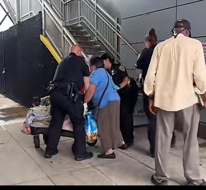 华人老了就成为美国的累赘？当初润出去的时候以为可以无限风光，没想到在街上摆地摊却