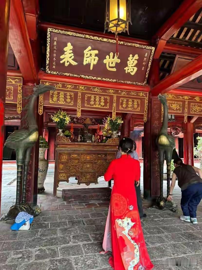 越南一边“去中国化”，一边离不开汉语。小学课本里汉字越来越少，但日常说话每三个词