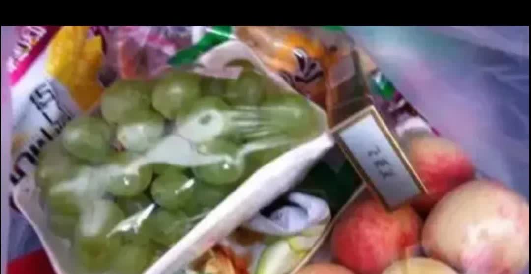 市场上因为尝水果吵架了。一位女土尝了几颗葡萄，没有买！摊主不愿意说：不买尝什么，