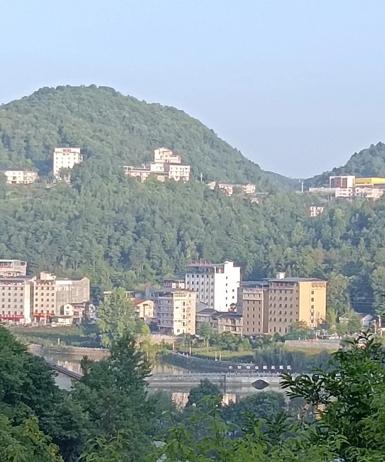 花坪之行（17）花坪镇是湖北建始县最大的乡镇，全镇都在大山里。这里的山庄、酒店