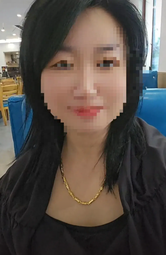 上海鼻涕女事件后续，身份被扒了个底儿朝天，在公司没法混了上海刚刚一个新闻热搜