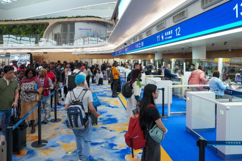 “变成中国人”成春运新热潮！德国旅客赴广州品早茶，白云机场迎客流井喷