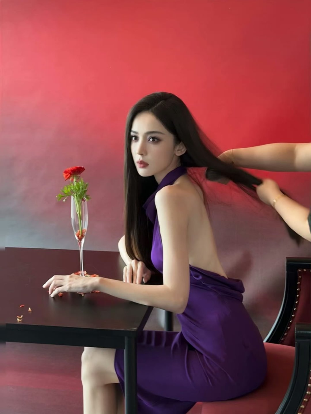娜扎挂脖紫裙娜扎挂脖露背紫裙好美的妈妈​​​
