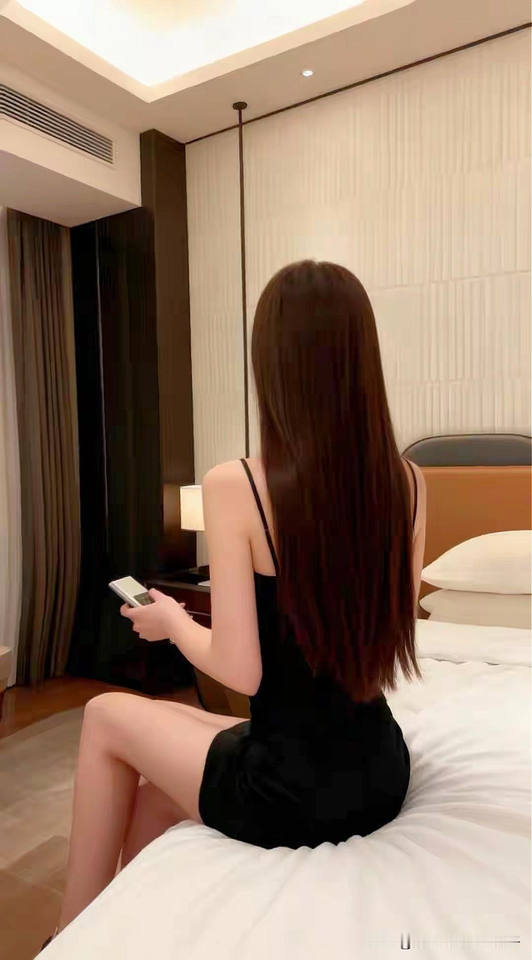 “黑裙美人，静坐卧室，等待梦里的……[害羞][害羞]