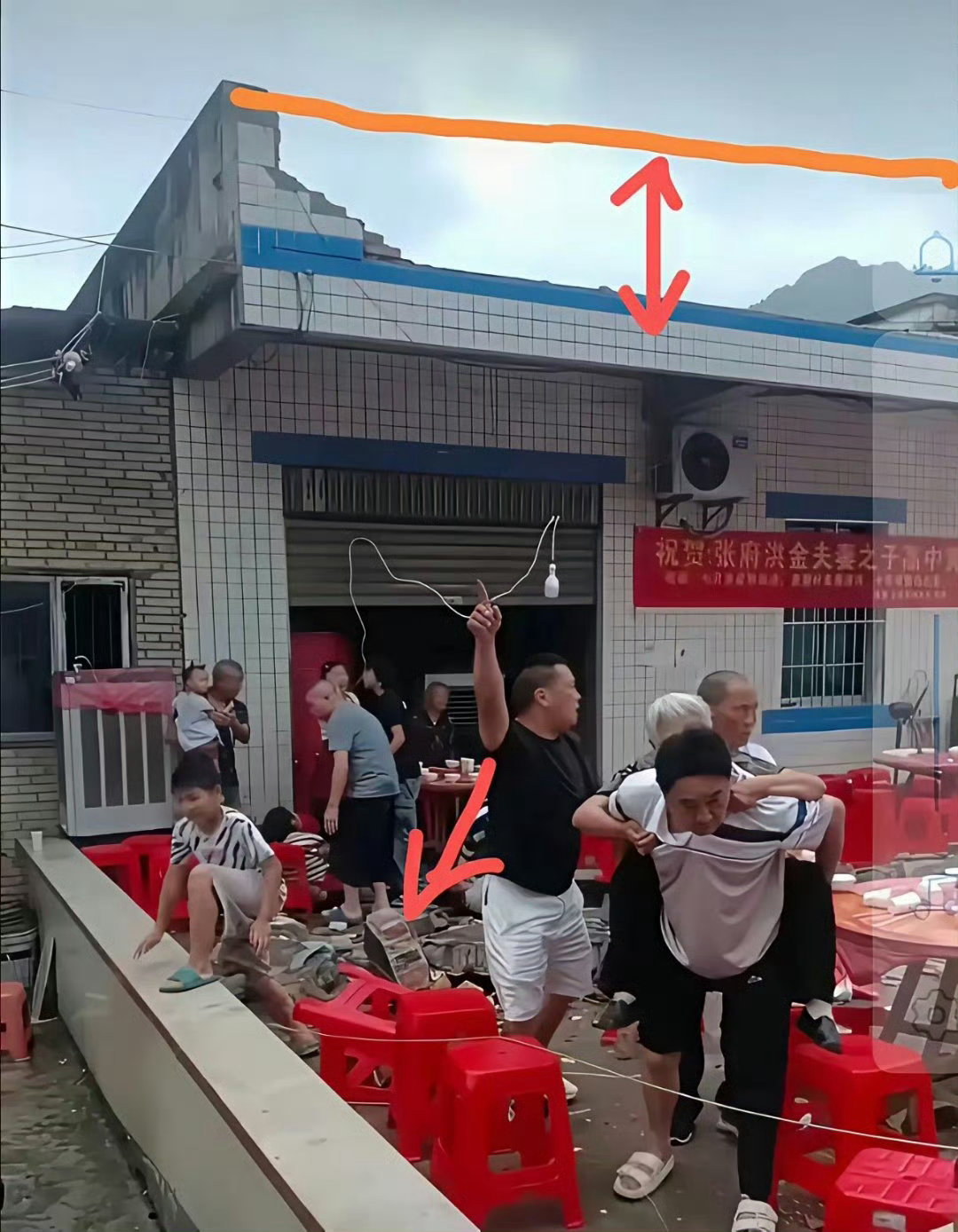 太儿戏了！搞半天四川升学宴“女儿墙”居然是这个样子，完全没有加钢筋承重，难怪会大