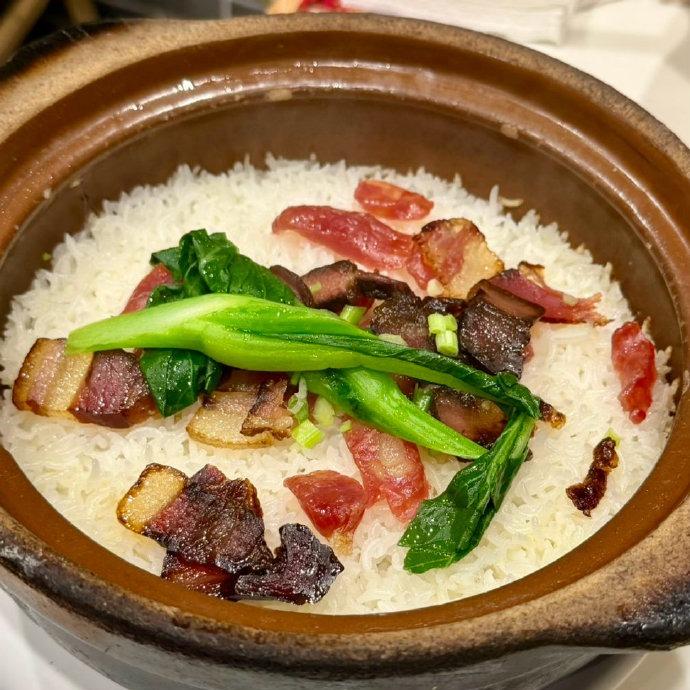 晚饭堂堂袭来！威皇真的是这个价位最好吃的79r的花雕鸡，汤很鲜，鸡肉也给很多