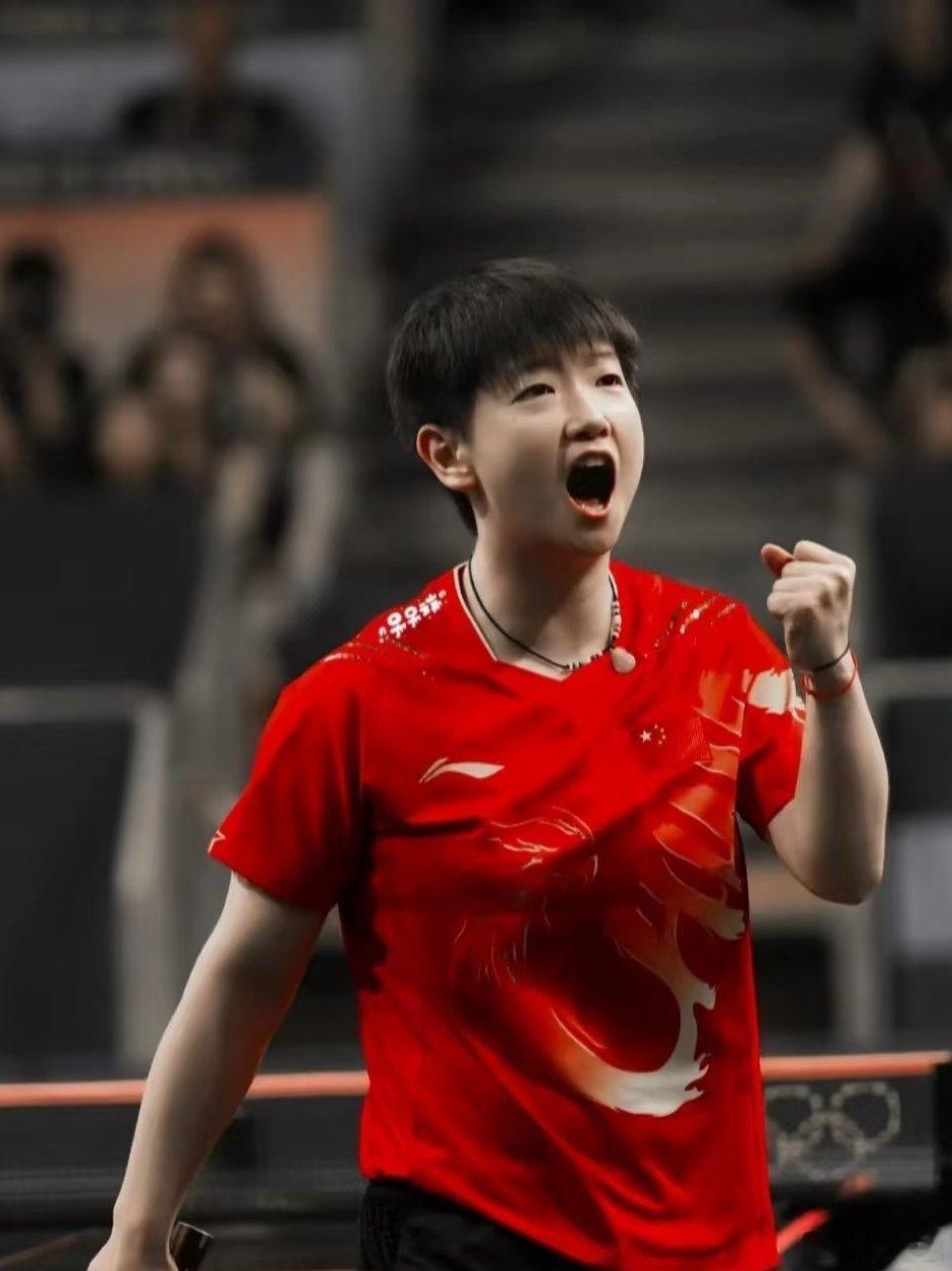 孙颖莎从小训练就刻苦小时候夏天训练馆没有空调，室温飙到38℃，她穿着湿透的训练