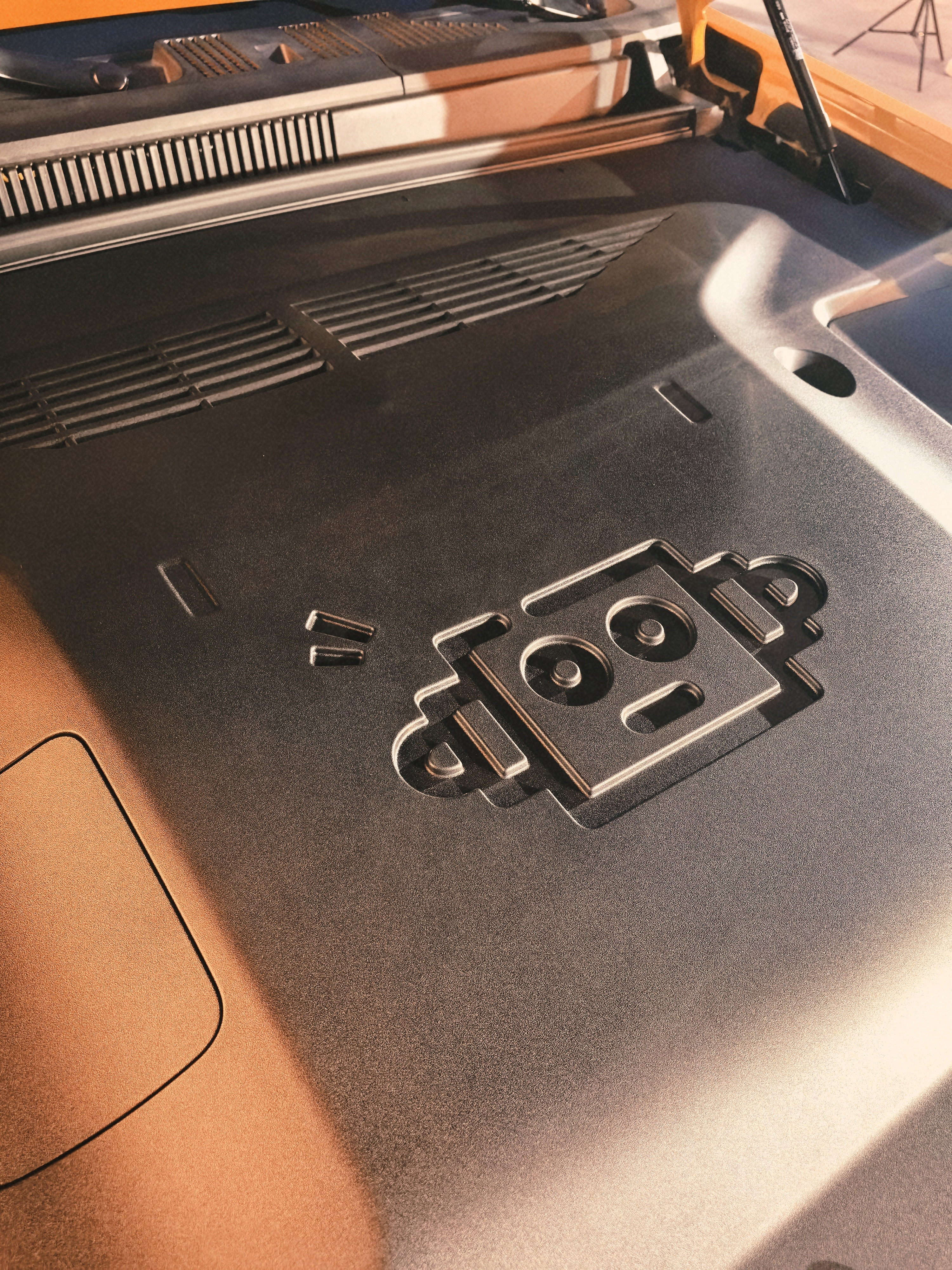 iCAR的设计师总是会给到很多小惊喜，打开V27的引擎盖你会发现一个机器人，是不