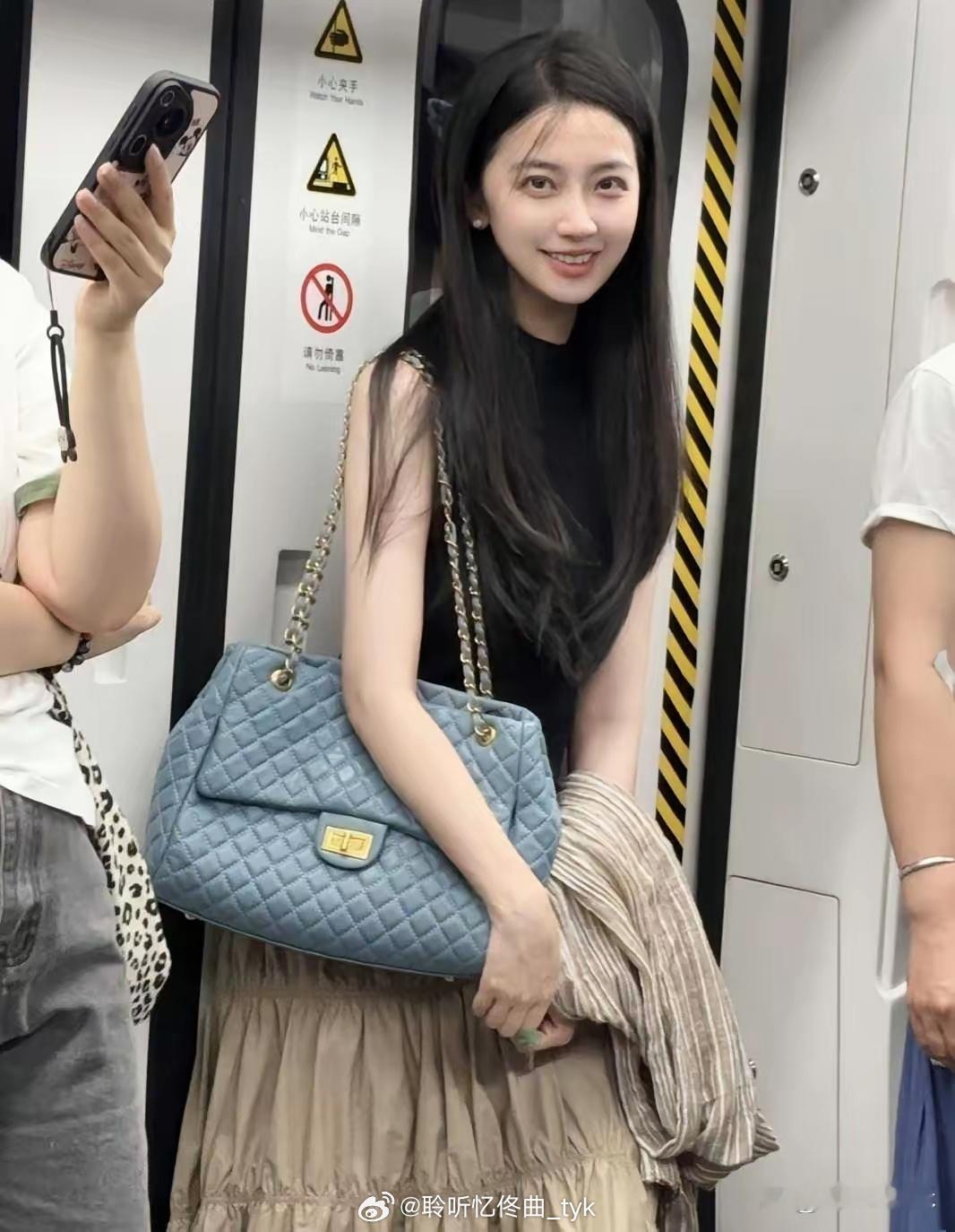 高铁上看到的，这颜值好高