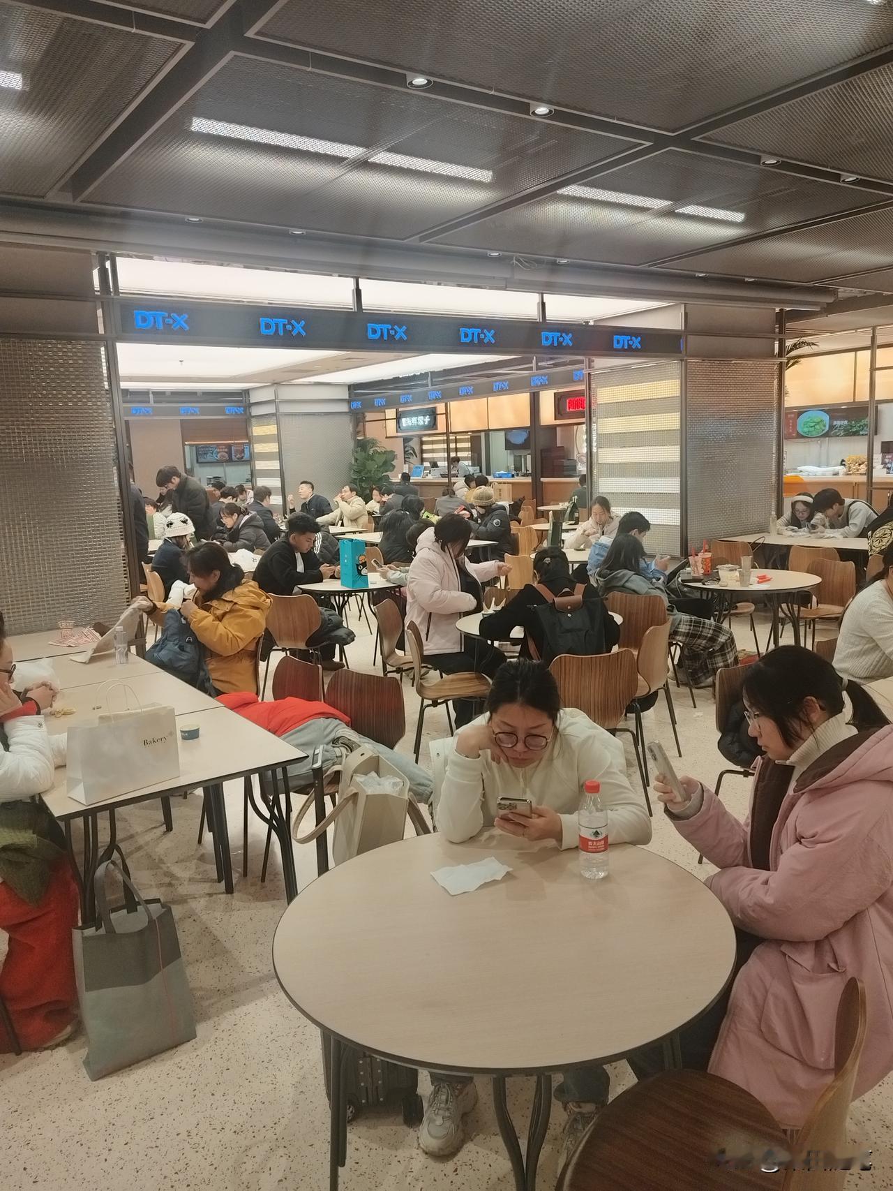 北京西直门凯德茂购物中心地下超市经过装修改造，正以焕然一新的面貌呈现。到北京不