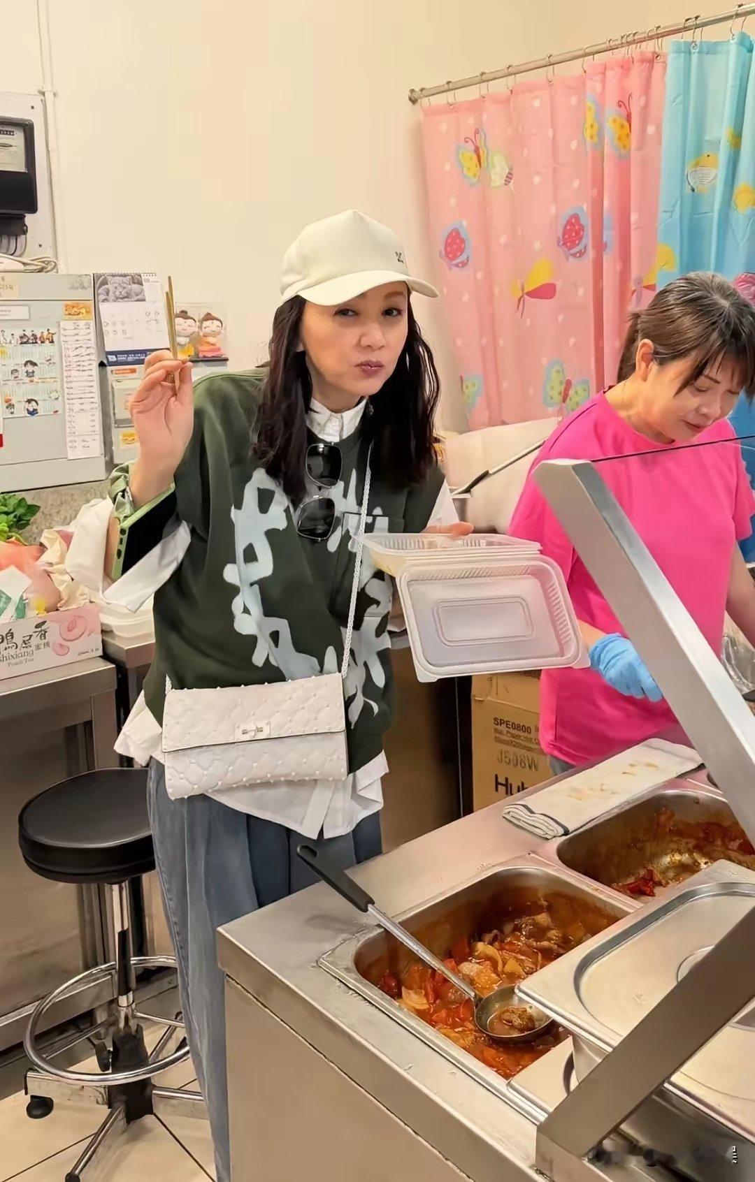 港星曾华倩，现身“表哥”谭咏麟的演唱会，61岁的她，美貌如旧啊！​​​