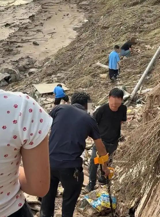 “考验人性的时候到了！”7月25日，陕西延安，因暴雨引发巨大洪水，一金店近40斤