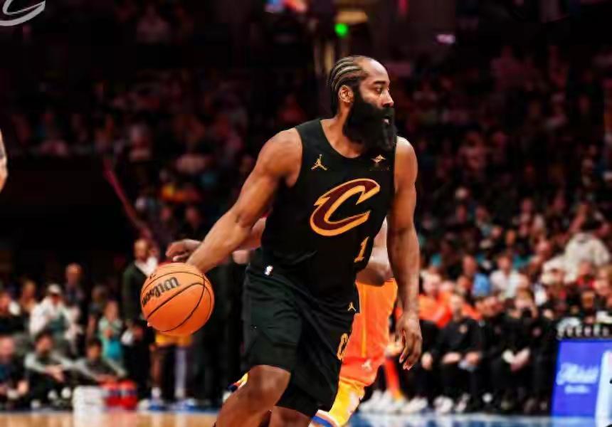 骑士力克黄蜂豪取七连胜，排名升至东部第三，阿伦15中11高效砍下26分14篮板。