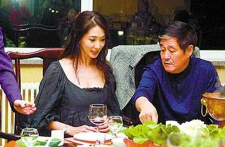 有一年，林志玲去沈阳演出，结果一下飞机就接到了赵本山的电话：“妹儿啊，演出结束后