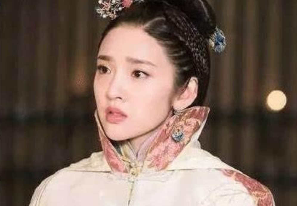 1612年，努尔哈赤女儿，18岁穆库什怀孕，大着肚子被绑到靶子上，其丈夫布占泰用