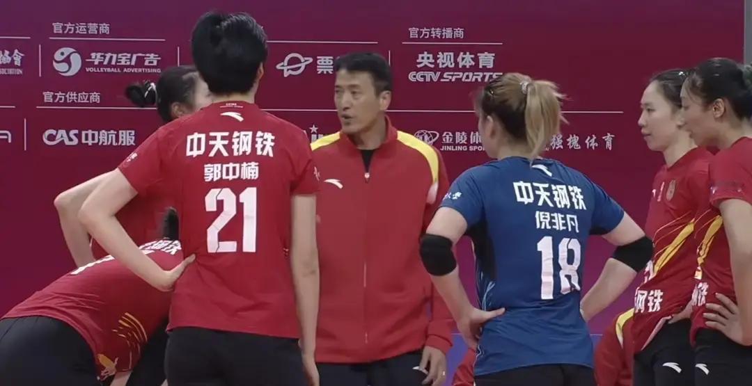 别再争论津苏谁更强了。她们正在用两种相反的方式“谋杀”老将。江苏队把青训营