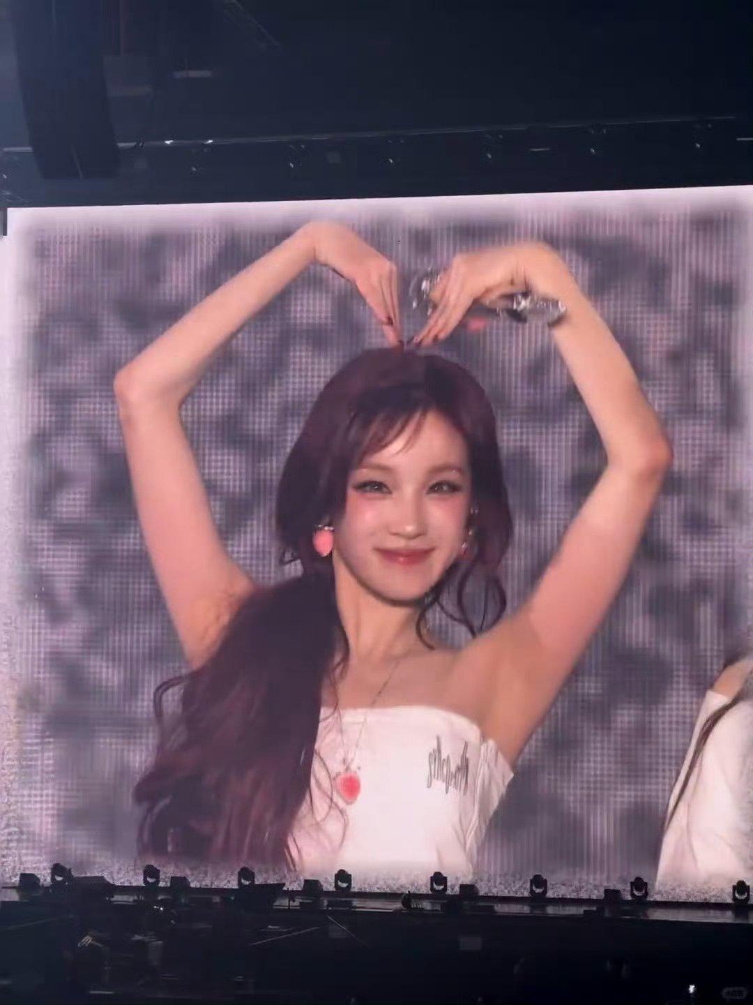 大屏上的宋雨琦啊啊啊啊风格自由切换，但是都好美