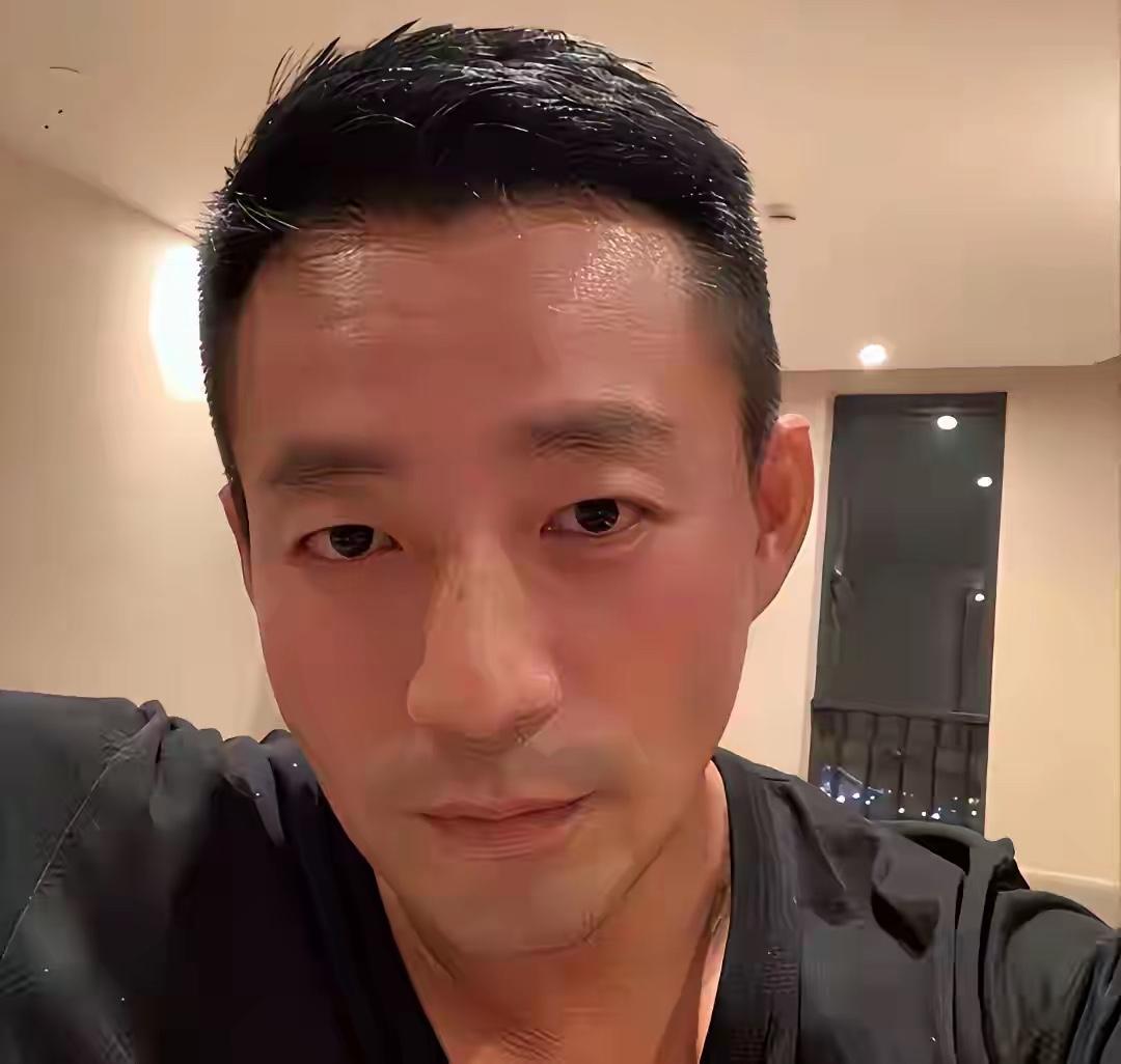 太难了，小菲在直播，粉丝们对他真的是太关心了。之前小梅说，小菲想在台北买房，但是