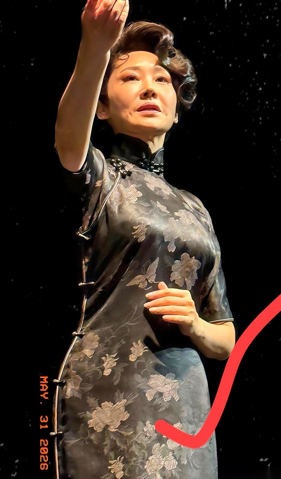 看了许晴最近舞台上的样子，才明白一件事。问题根本不是皱纹，也不是脸僵。是她眼