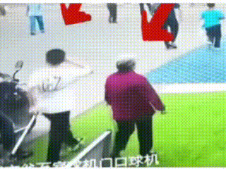 老而不死是为贼？监控下的一幕，小伙拉着行李箱低头过马路，红衣老太施展八步赶蝉绝