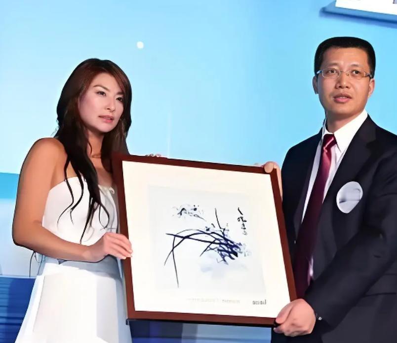 2008年，郭晶晶斩获两枚金牌，蓝月亮老板开价2亿请她代言，结果亏的一塌糊涂，可