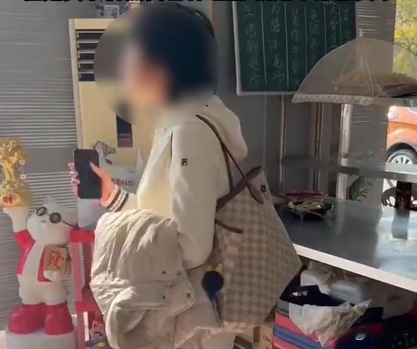 “菜不好吃就可以不买单？”一女子带儿子到一家饭店吃饭，吃饭的时候，儿子大口吃完，