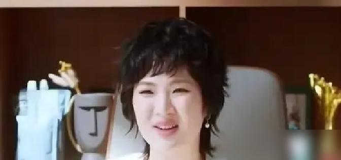 你演有钱人总像暴发户？因为少了这道包浆。姚安娜拍戏时摘百万手表，特意指着表带第三