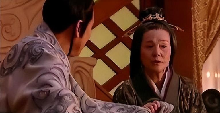 汉朝有个老太太，亲生两个儿子——大儿子是皇帝，小儿子是诸侯王。她偏心到啥程度？小