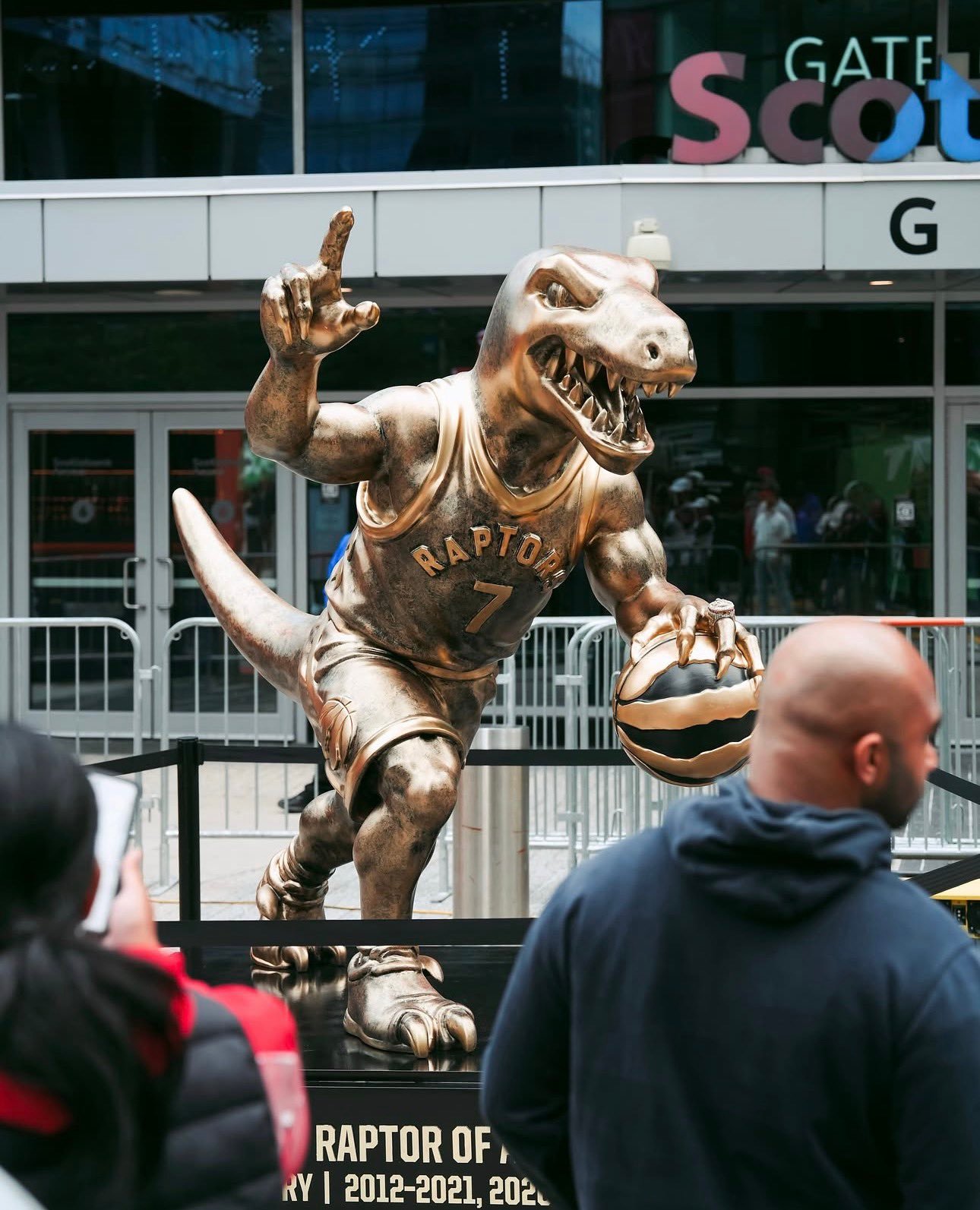 洛瑞雕像揭幕🗿NBA国外网友吐槽，这里多了一位空格[doge]nba