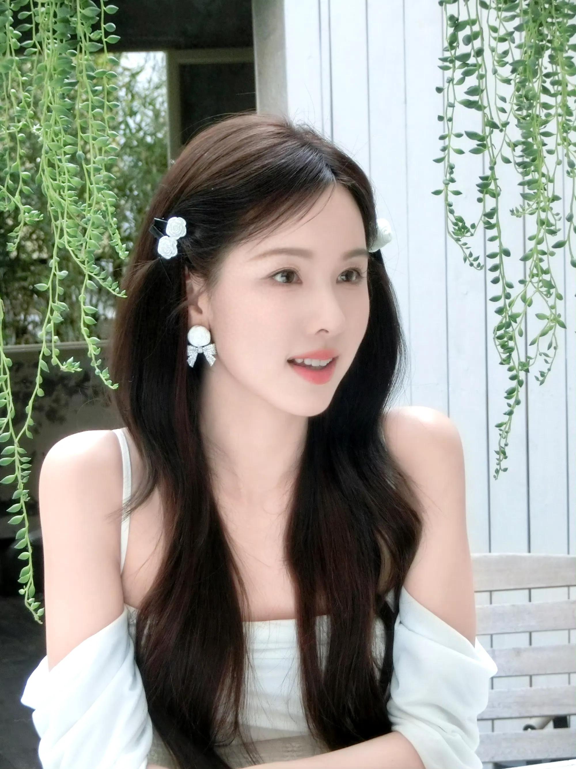 陈都灵清新美照：水灵灵的大眼睛好漂亮！