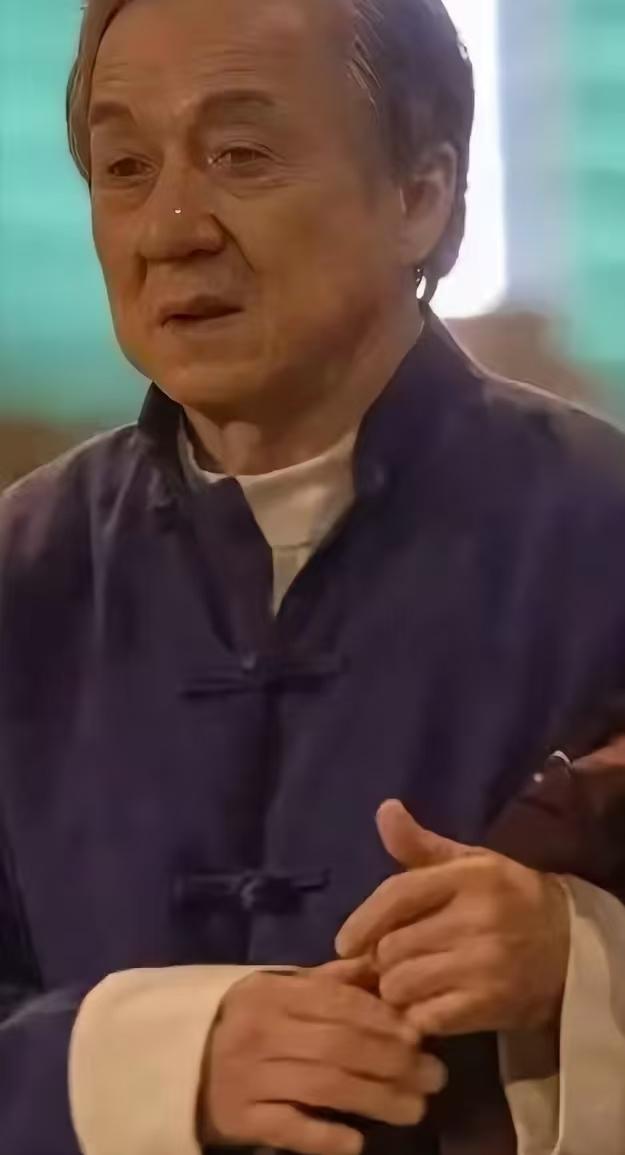 成龙对儿女没一碗水端平。无论他同不同意生，都是他当年种下的果，既然生下来了就应该