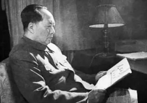 毛主席曾经做到了三个坚定不准：不准新中国领土主权再被外国人侵犯！不准新中国干部再