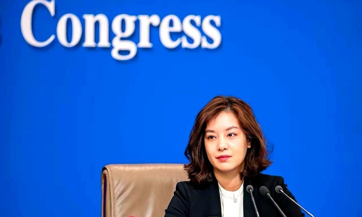 美女翻译张京的家庭背景引发关注，父母都是高级知识分子。父亲被传是杭州师范大学英