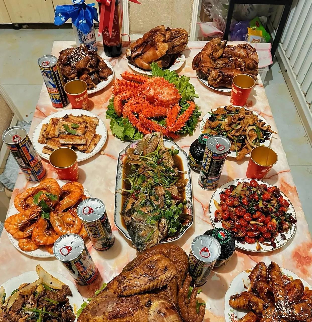 这一桌美食好有食欲啊瞅着都好吃。