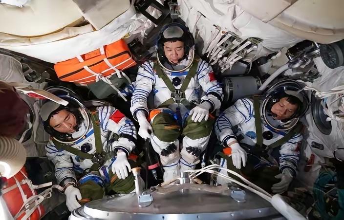 这波太空应急操作，全世界都看傻了，神舟二十号乘组换乘神舟二十一号，原来是因