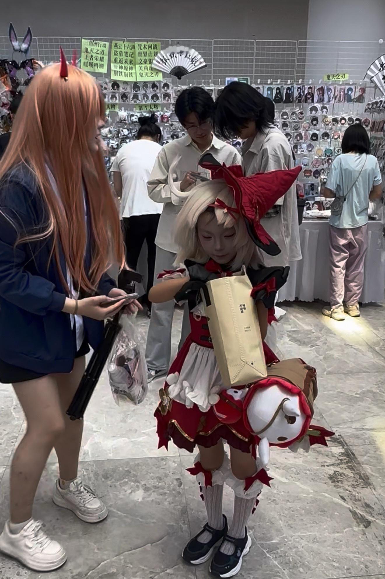 郑州漫展上的8岁coser能有多可爱郑州漫展偶遇8岁小小coser，装扮精致神情