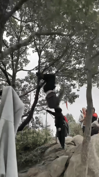 重庆话管这类人叫“宝批龙”，可不是“憨皮”。有点类似北方方言“二愣子”、“憨”