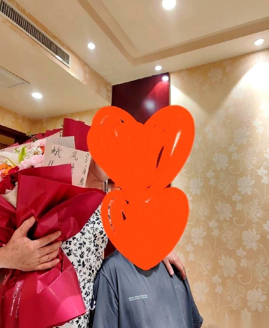 我和老张坐在饭店大堂扯闲篇，一偏头，正瞧见隔壁半掩门的包间里，我那五十来岁的女同