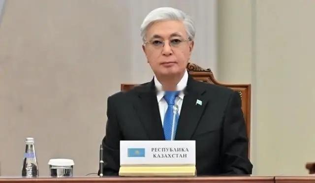哈萨克斯坦一点面子也没给俄罗斯，普大帝脸都黑了！托卡耶夫在俄罗斯圣彼得堡出席欧亚