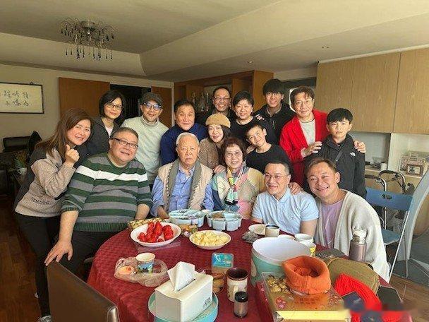 戲劇大師鍾景輝的姪兒鍾至權今日向傳媒布，鍾景輝於今日（3日）早上離世，享年89歲