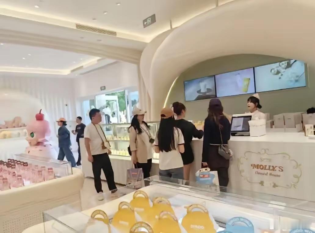 11岁小玥儿和继母现身北京，打扮青春洋气，神似大S，长得好漂亮​​​