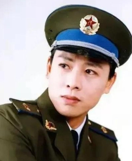 当年，胡亚捷凭借着《便衣警察》红极一时，新戏杀青后，他回到家，家里乱七八糟的样子
