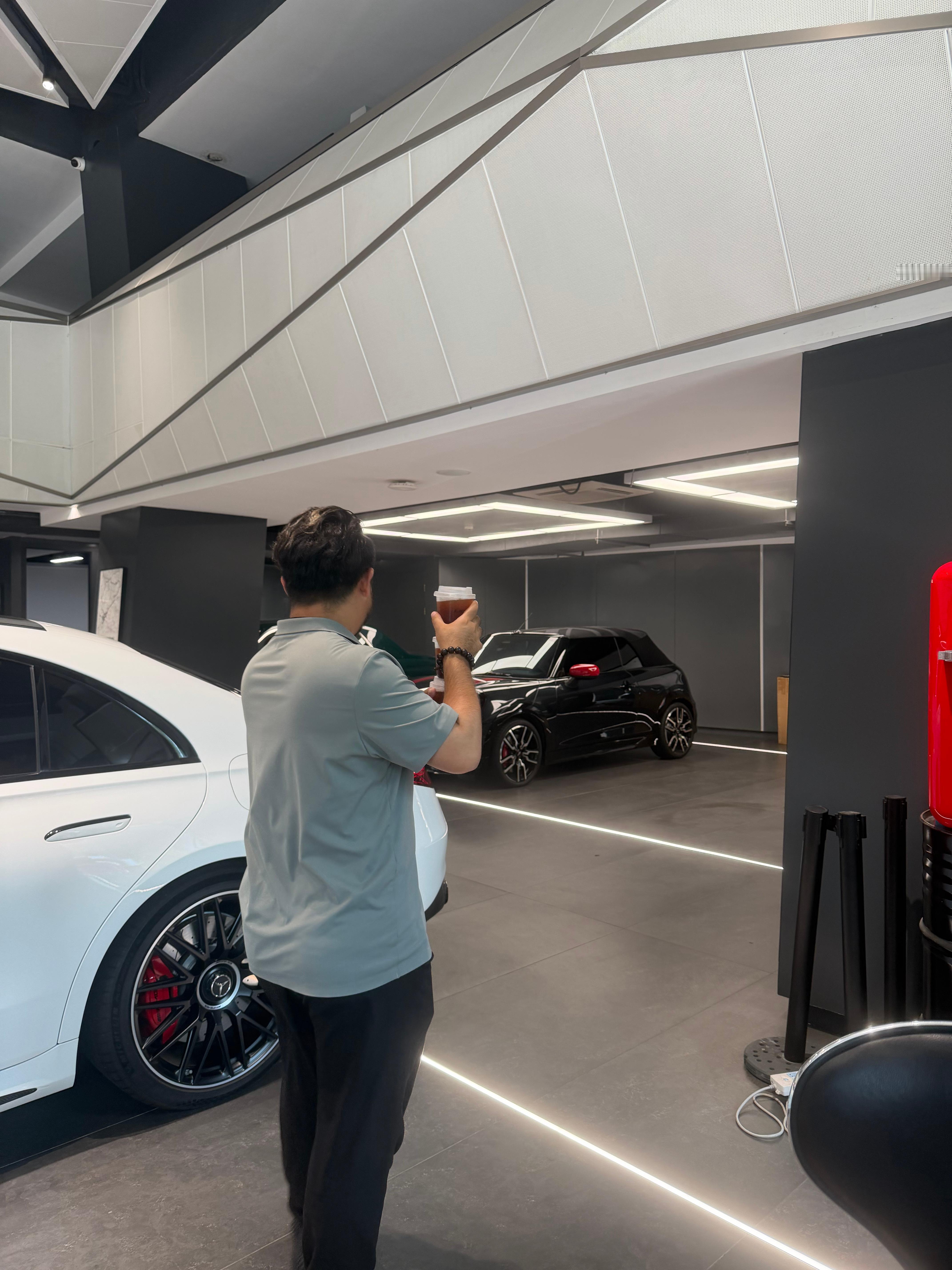 又给我搂了三杯咖啡走