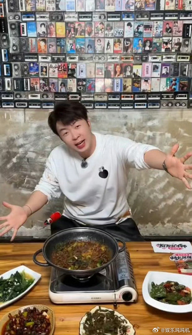 维嘉海涛组了个7人美食局神仙好友饭局上线，维嘉海涛牵头邀约一众吃货好友，桌上摆满
