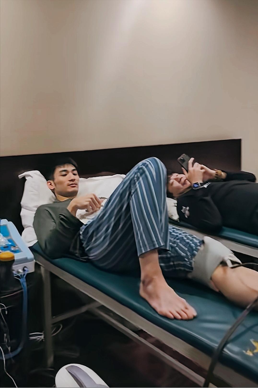 山东男篮于德豪伤了，在作客宁波打完客场之后，核磁共振检查出膝盖有伤。高诗岩说：可