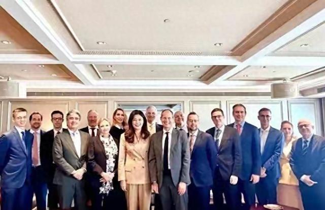 赖清德快羡慕疯了！郑丽文被西方十五国围住，犹如众星捧月，现场热烈，氛围感拉满。郑