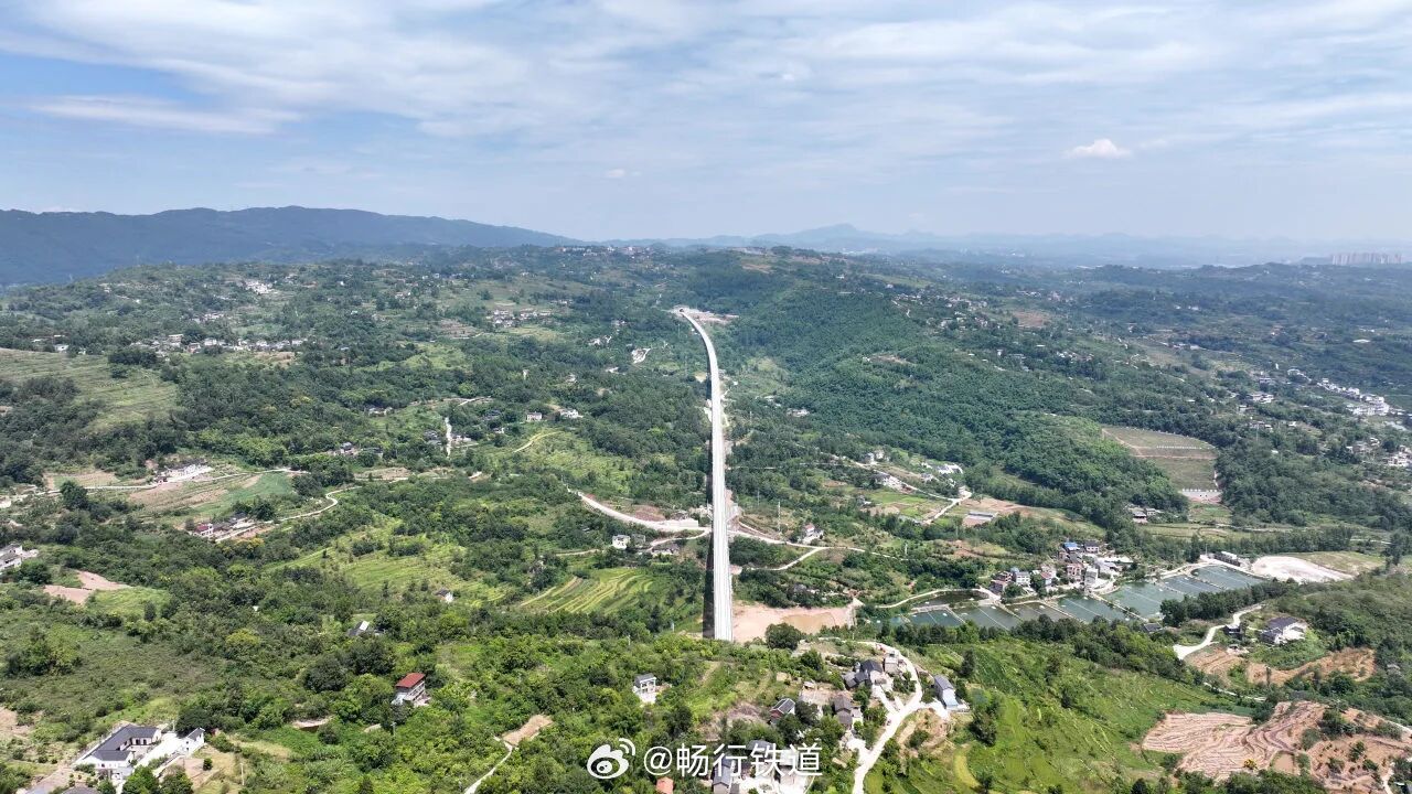 【渝万高铁启动静态验收】9月16日，新建重庆至万州高速铁路启动静态验收，静态验收是铁路工程开通前的重