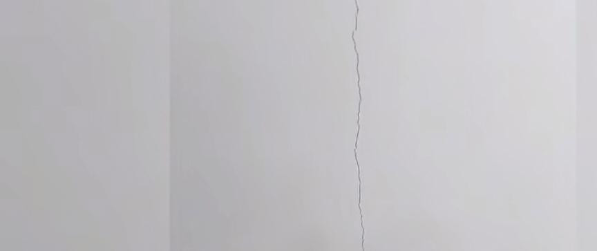 家里的墙面有小裂缝怎么办？先把小裂缝的墙面用布擦干净灰尘，然后把香皂放在醋里浸泡