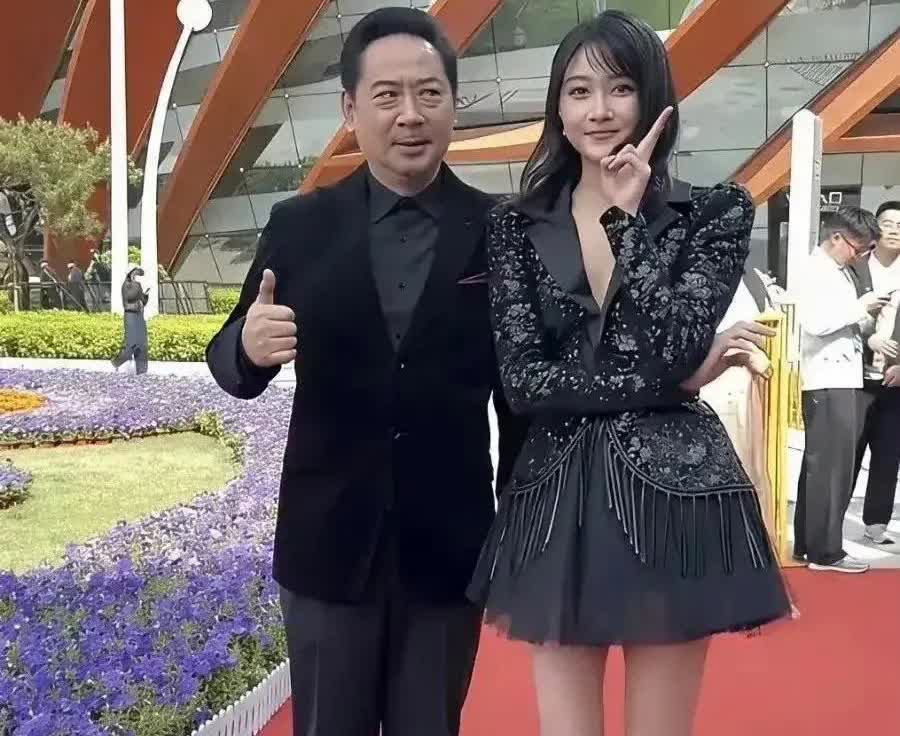 关晓彤估计头都大了，这躲还是不躲好啊​​​