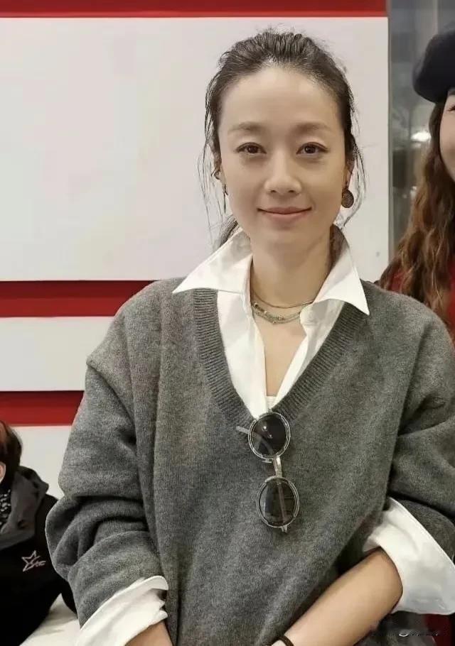 马伊琍这套穿搭看似漫不经心，实则有备而来精心准备过的，记得我很多年前看过沈丹萍穿